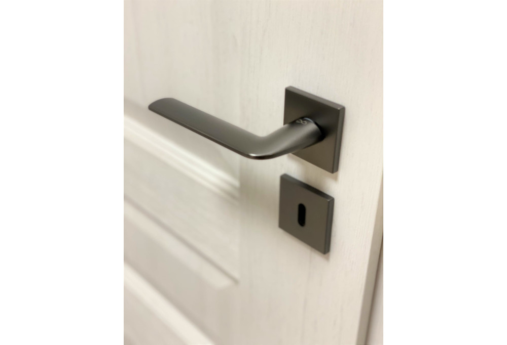 La clave de una decoración de diseño con un tirador de puerta seguro